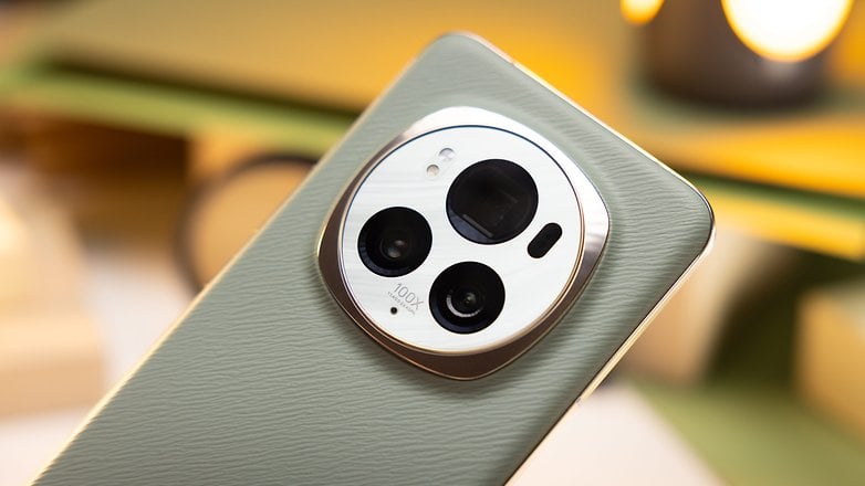 Üç kamera lensi gösteren yeşil bir akıllı telefonun arkasındaki dairesel kamera modülünün yakın bir kısmı ve yüksek zoom yeteneğini gösteren Üç kamera lensi gösteren yeşil bir akıllı telefonun arkasındaki dairesel kamera modülünün yakın bir kısmı ve yüksek zoom yeteneğini gösteren