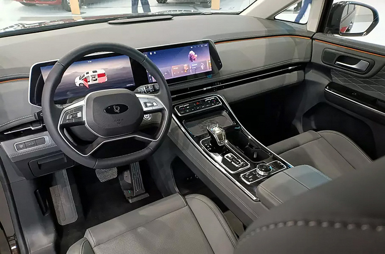 Rusya'da Toyota Alphard Analogunu 8 vitesli “otomatik” ve sadece 5.5 milyon ruble ile serbest bırakmaya başlayacaklar. Sollers SP7 minivan canlı fotoğraflarda gösterildi