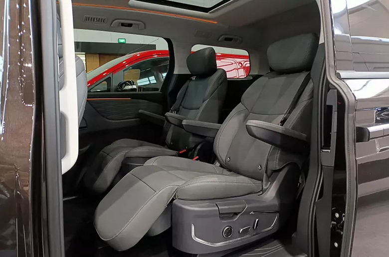 Rusya'da Toyota Alphard Analogunu 8 vitesli “otomatik” ve sadece 5.5 milyon ruble ile serbest bırakmaya başlayacaklar. Sollers SP7 minivan canlı fotoğraflarda gösterildi