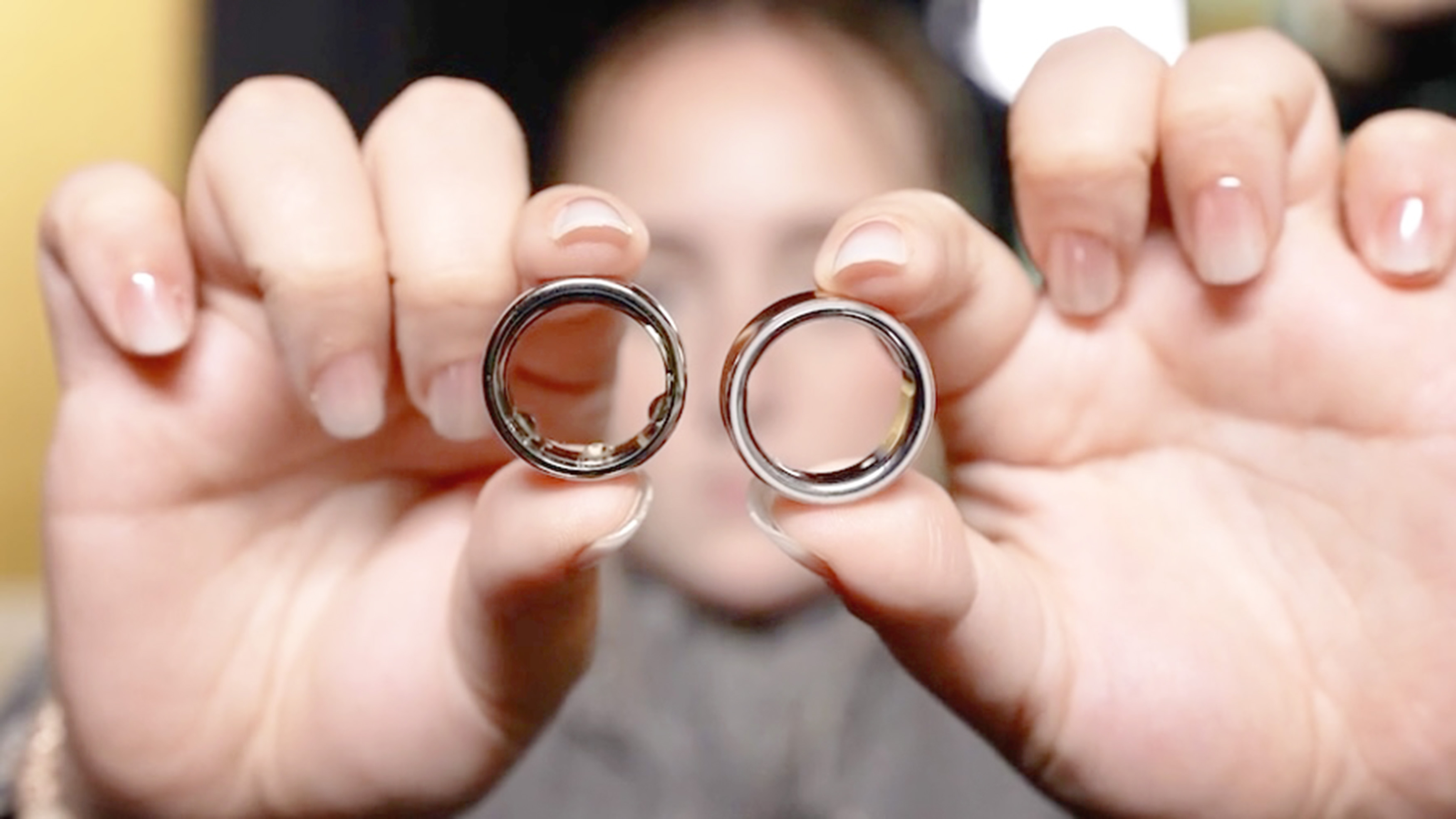 İki Oura Ring modelini yan yana gösteren bir kullanıcının kapatılması