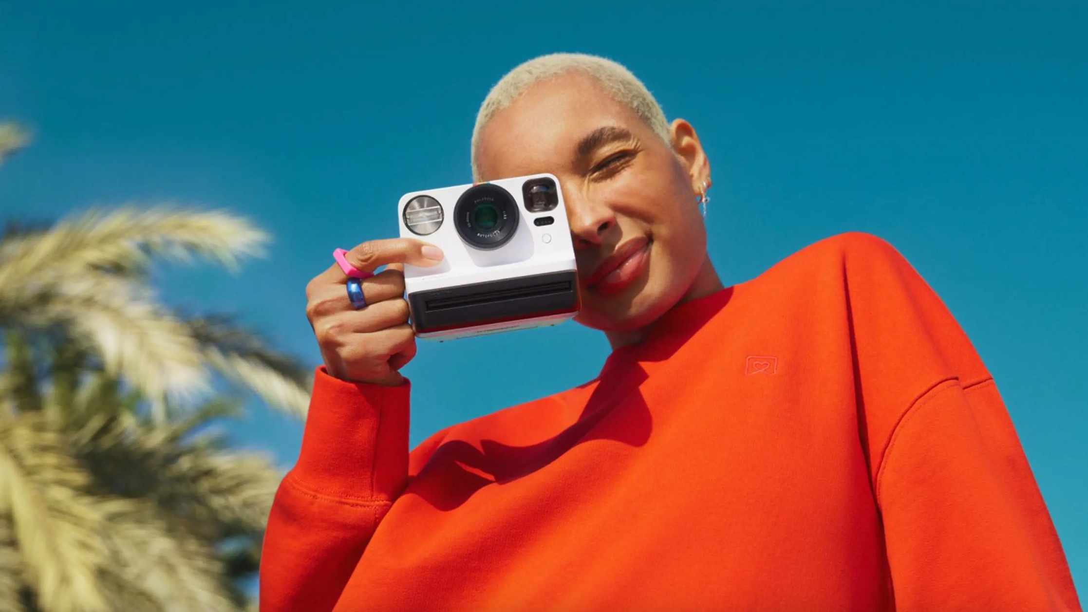 Polaroid tutan bir kişi şimdi gen 2 kamera
