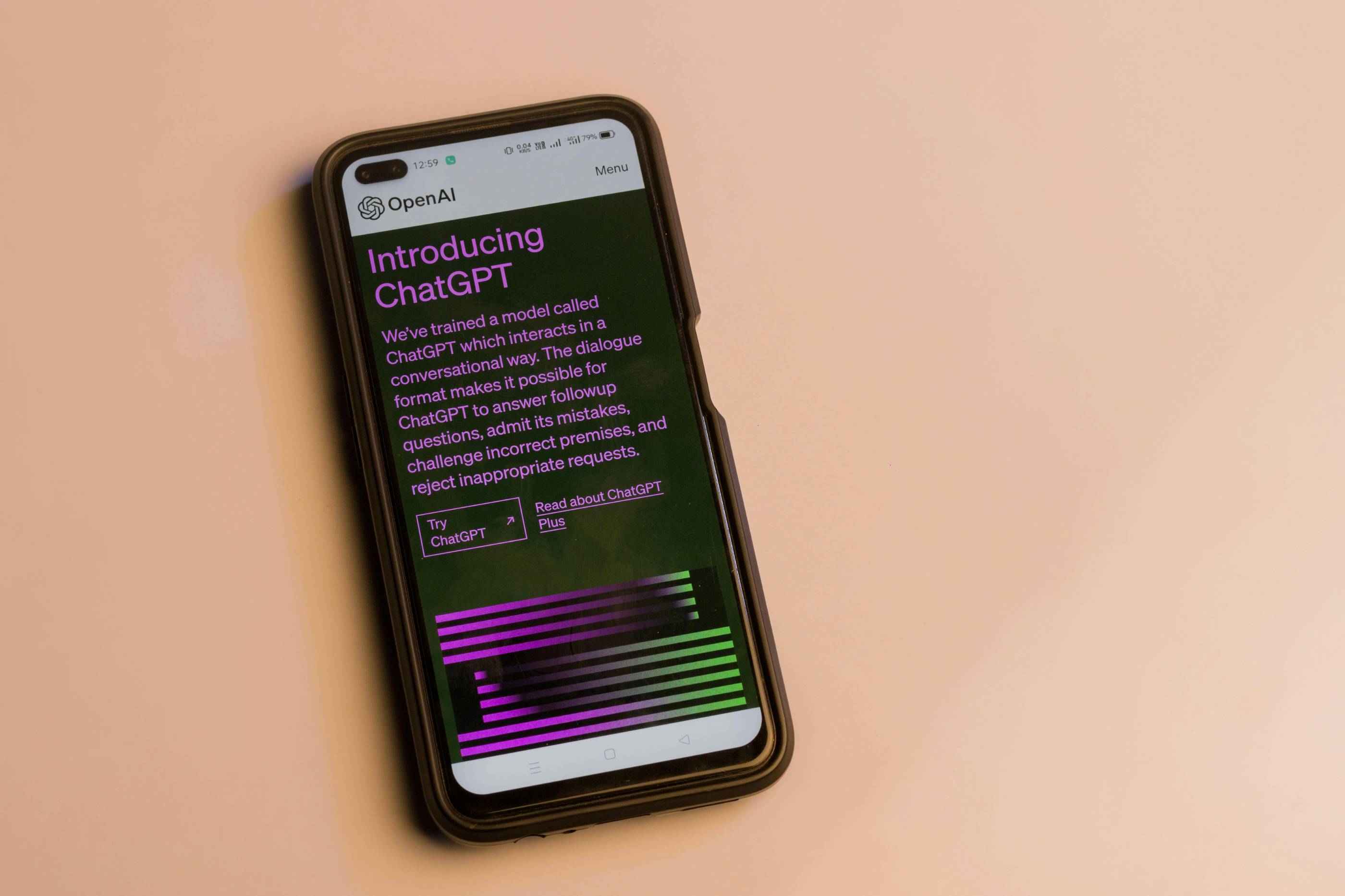 Bej bir arka plan üzerinde chatgpt ana sayfasını görüntüleyen bir telefon.