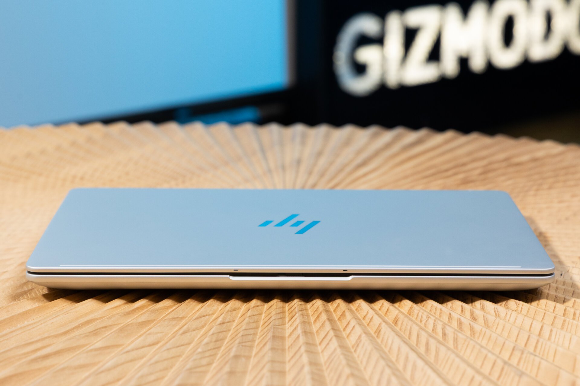 HP EliteBook X G1A'nın ön çekimi, arka planda Gizmodo işareti ile ahşap masada dinleniyor