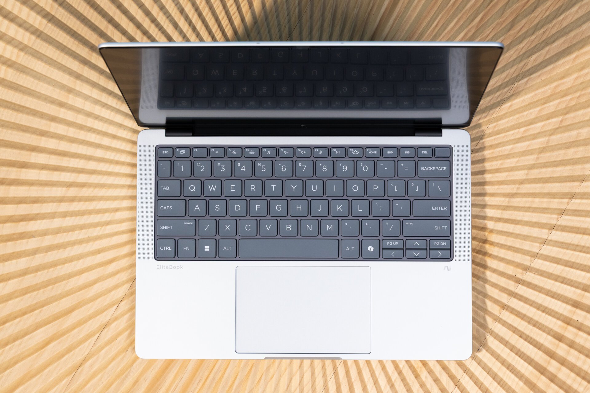 HP EliteBook X G1A'nın klavyesinin yukarıdan aşağıya çekimi