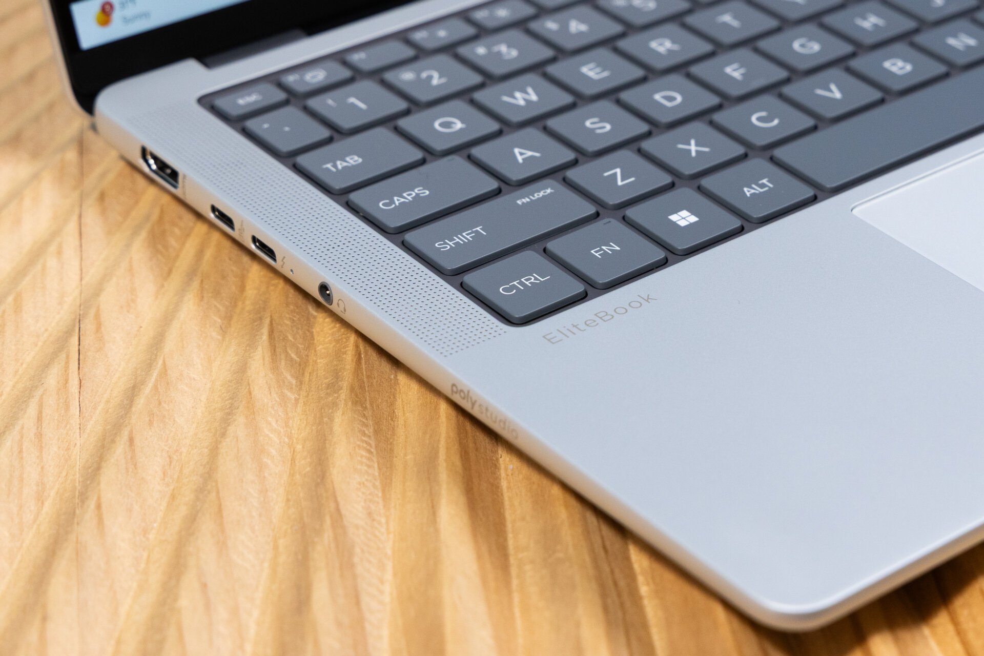 HP EliteBook X G1A'nın yan çekimi klavye, sol taraf bağlantı noktaları ve hoparlör