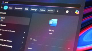 Windows 11 aramasında Microsoft Word logosu.