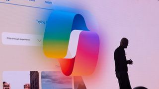 Microsoft CEO'su Satya Nadella, Microsoft Copilot AI logosunun önünde.