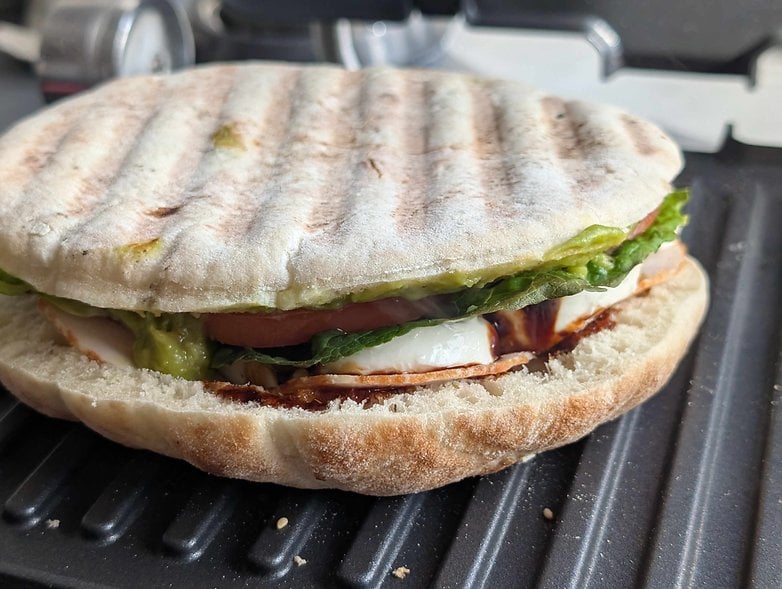 Doldurulmuş gözleme üzerinde güzel ızgara şeritleri de oluşturulur