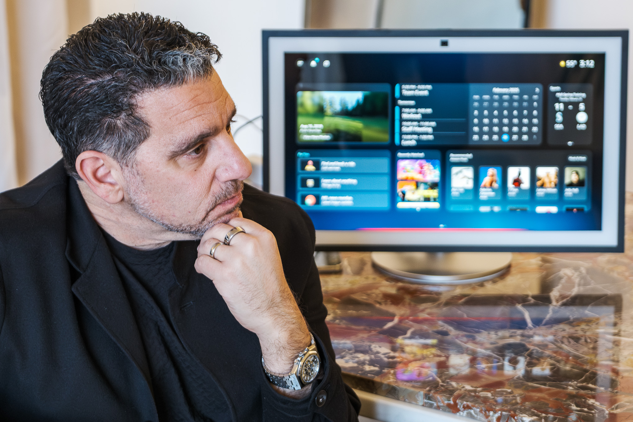 26 Şubat 2025'teki The Verge ile yaptığı röportaj sırasında Amazon'un kıdemli cihaz ve hizmet başkan yardımcısı Panos Panay'ın bir fotoğrafı.