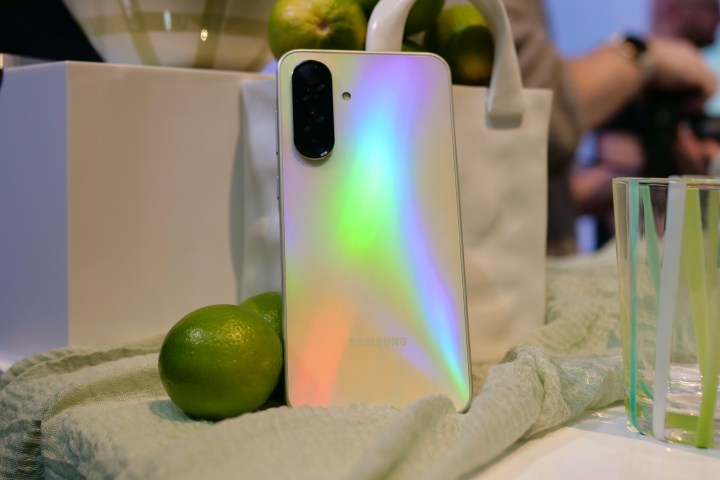 Samsung Galaxy A36'nın arkası.