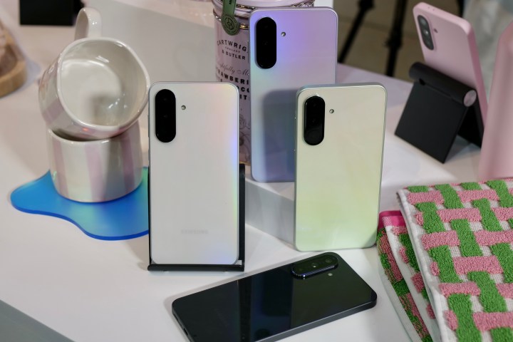 Samsung Galaxy A36'nın renk seçenekleri.