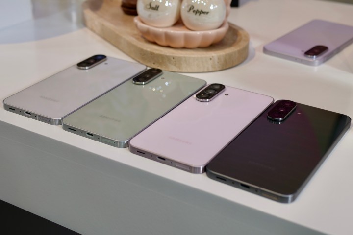 Samsung Galaxy A56'nın farklı renk seçenekleri.