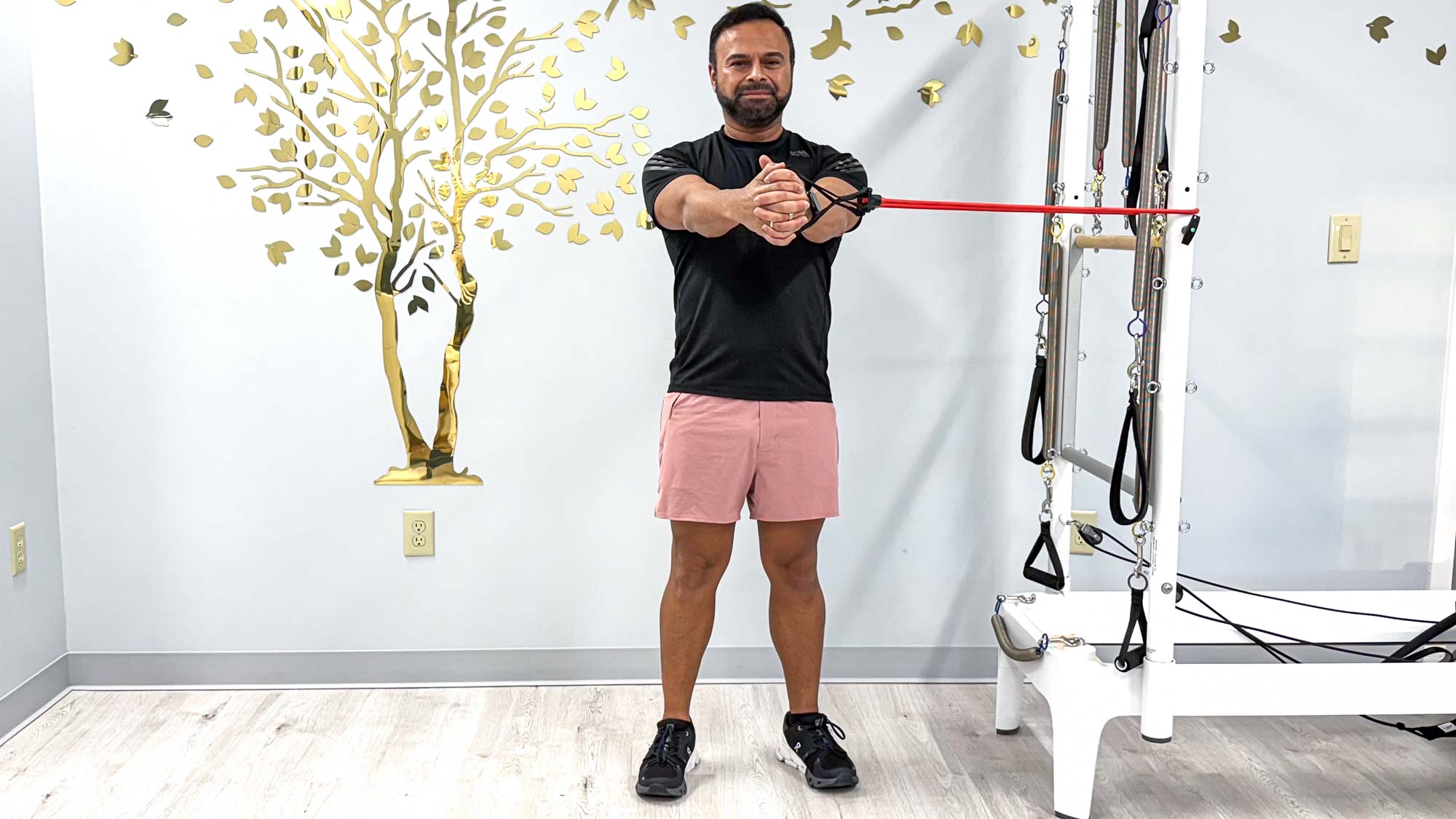 Nico Gonzalez bir direnç bandı tutuyor