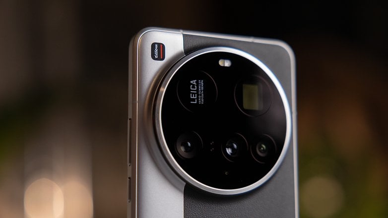 Leica kamera modülü ile Xiaomi 15 ultra akıllı telefonları kapatın.