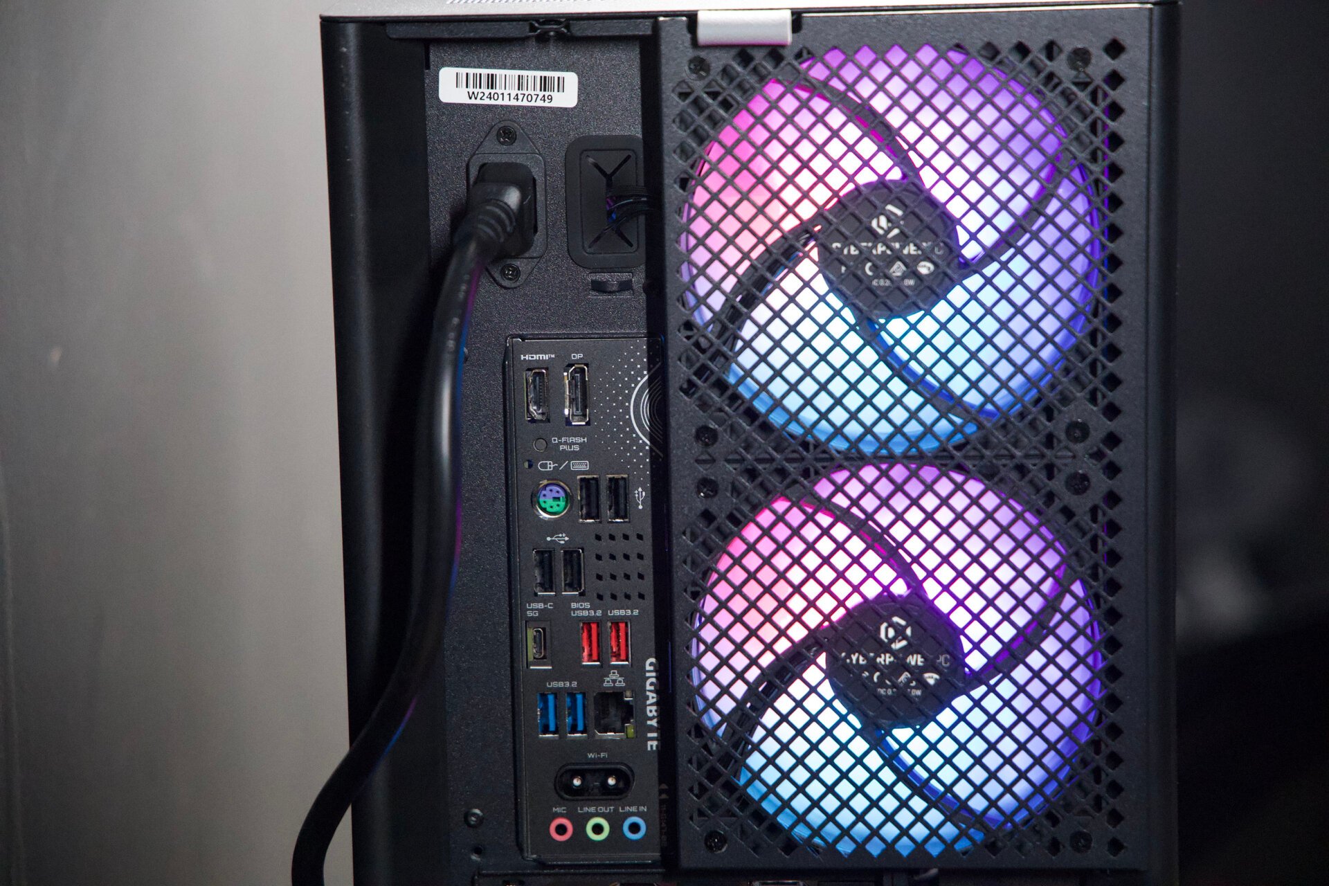 CyberPowerpc Gamer Supreme'de arka bağlantı noktalarının çekimini kapatın 