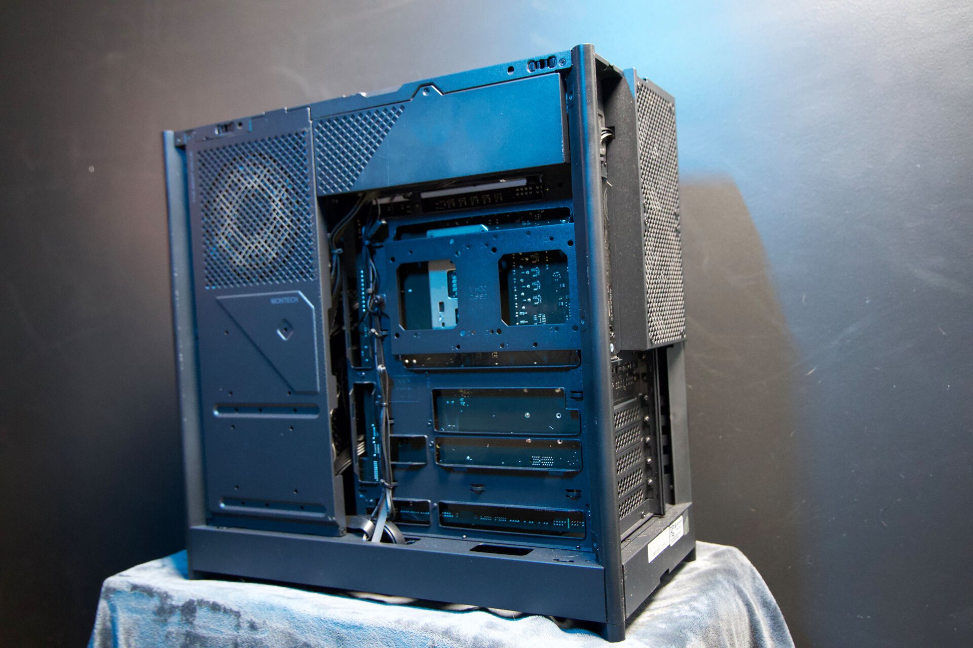 Açık Cyberpowerpcgamer Supreme'nin sağ tarafının atışı 