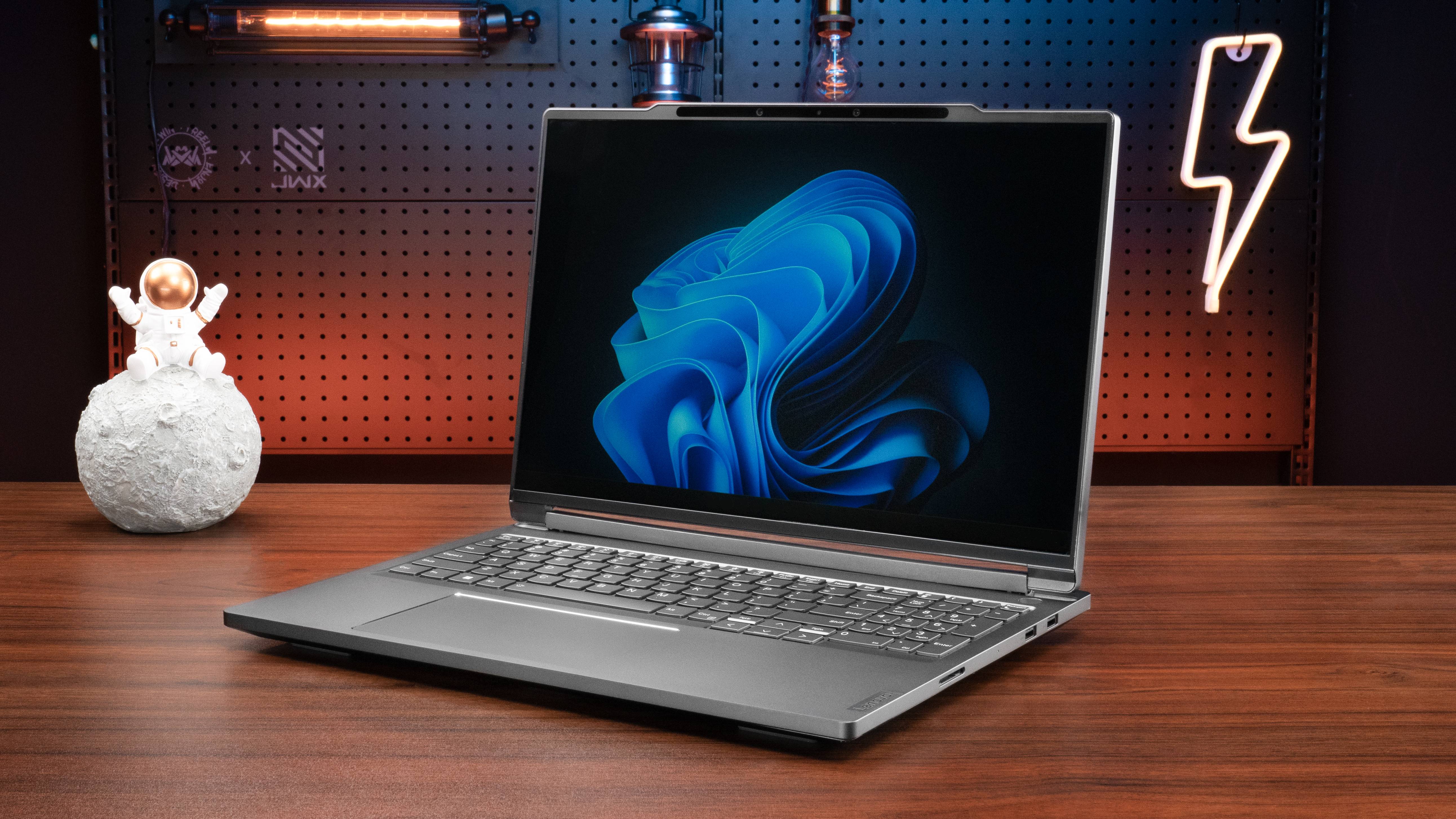 Lenovo Thinkbook 3D Dizüstü Bilgisayar Konseptinde Moon Model Astronot'un yanındaki masada