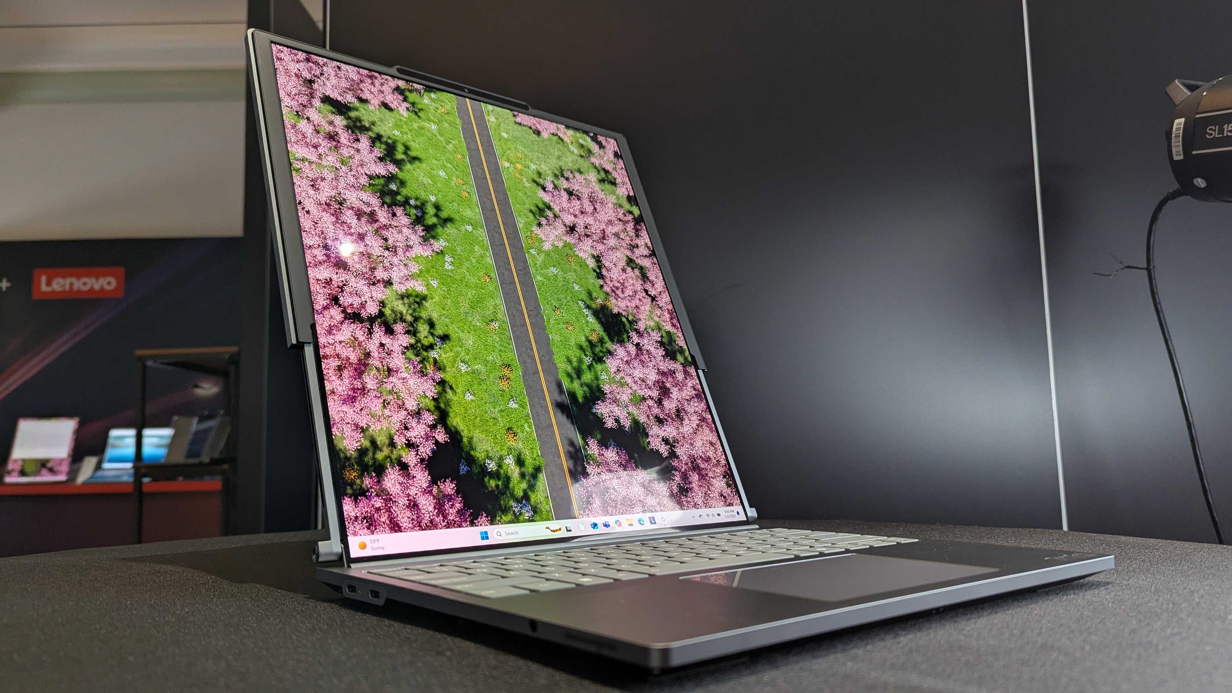 CES 2025'te sergilenen Lenovo Thinkbook Plus (Gen 6) dizüstü bilgisayar örneği.