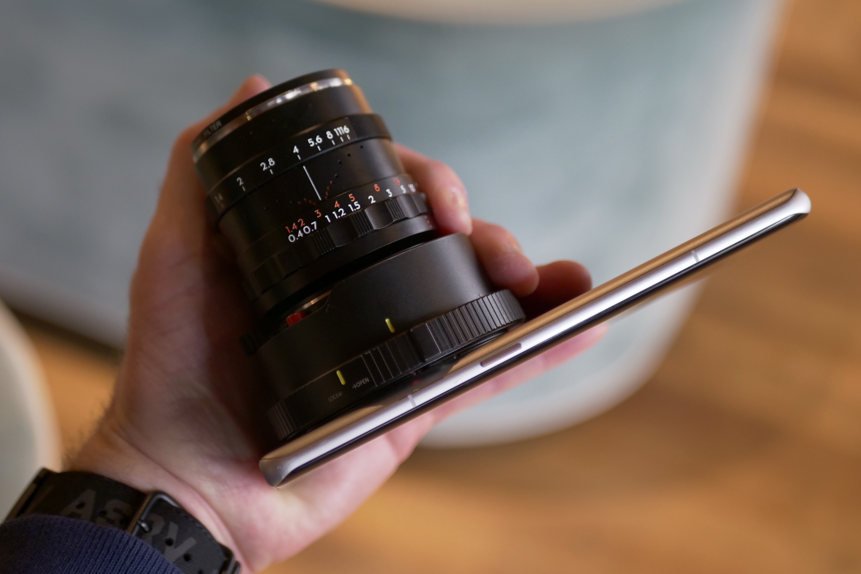 3x lens ile alan ultra konsept telefonunu tutan bir kişi.