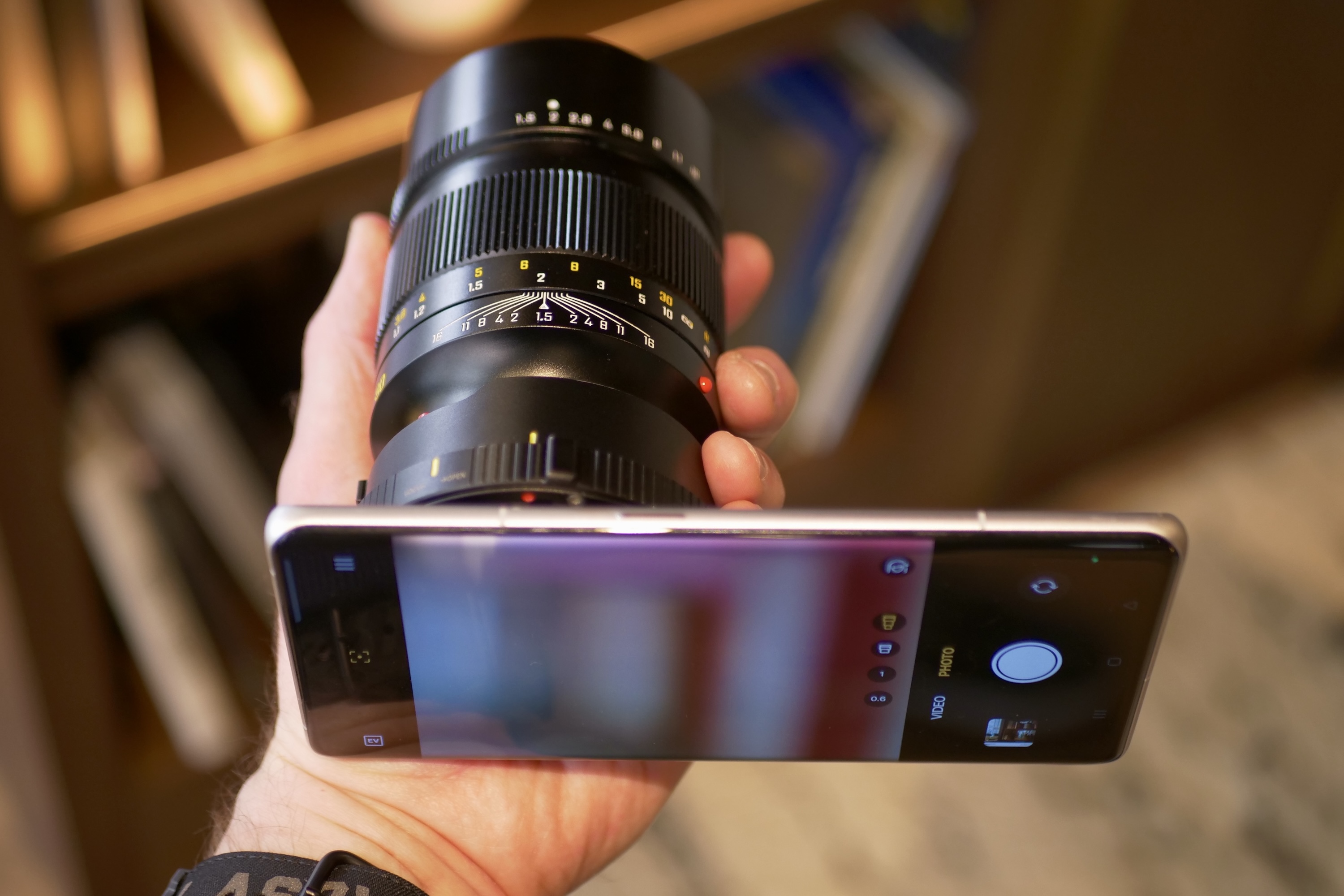 RealMe Ultra Concept telefonunu tutan bir kişi.
