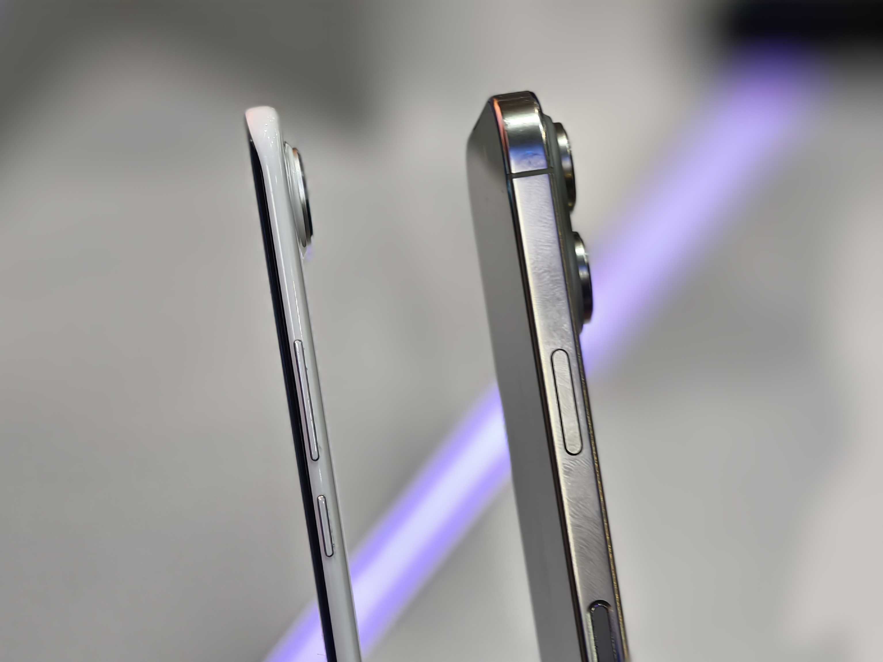 Tecno Spark Slim ve iPhone 16 Pro yan yana.