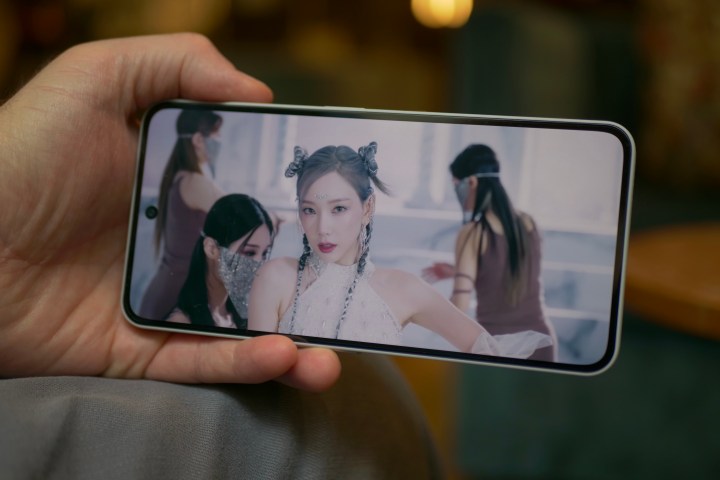 Hiçbir şey telefonda oynayan bir video 3A Pro.
