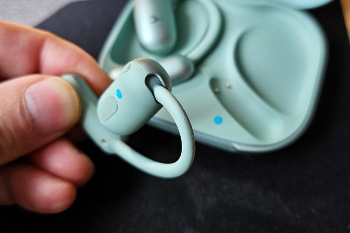 SoundCore Aerofit 2: Earbud menteşe detayı.
