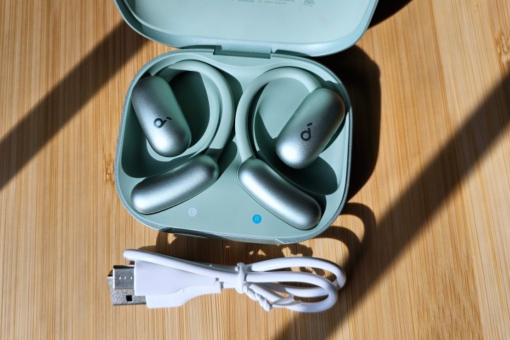 Şarj kablosu ile SoundCore Aerofit 2.