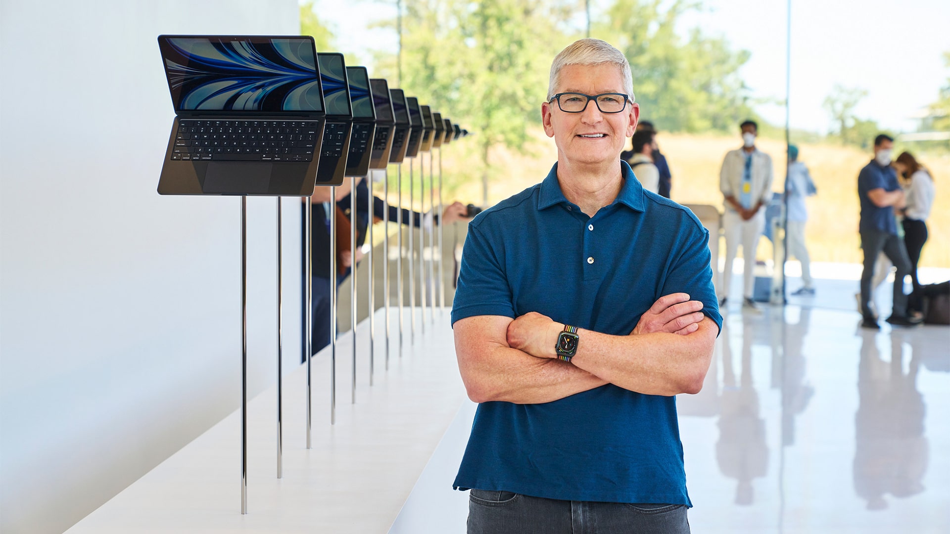 Apple CEO'su Tim Cook, 2022'de şirketin Dünya Çapında Geliştiriciler Konferansı'nda (WWDC) bir dizi MacBook Air dizüstü bilgisayarın yanında duruyor.