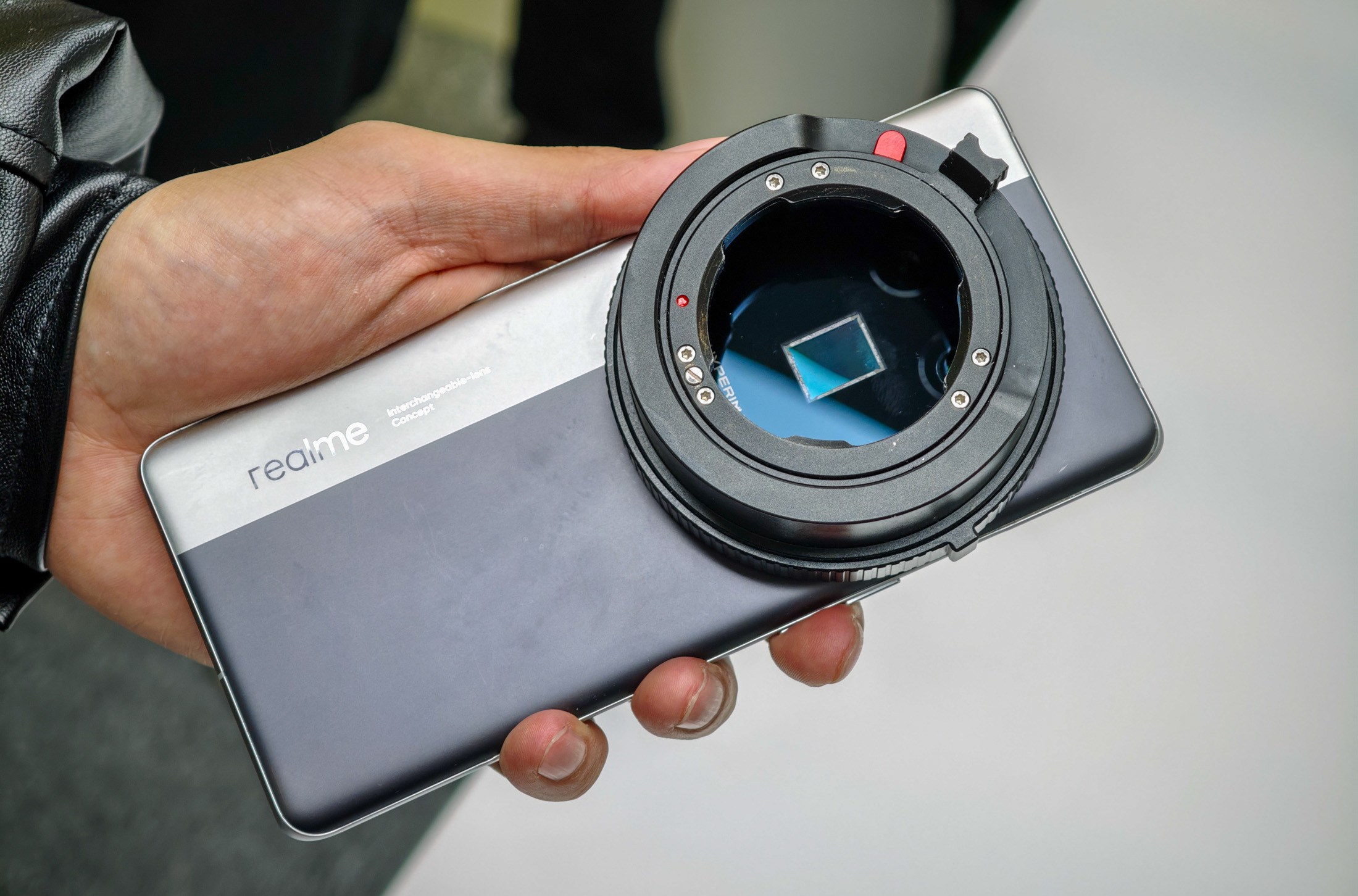 MWC 2025'te RealMe'nin değiştirilebilir lens kamera konseptinin lens montajının fotoğrafı
