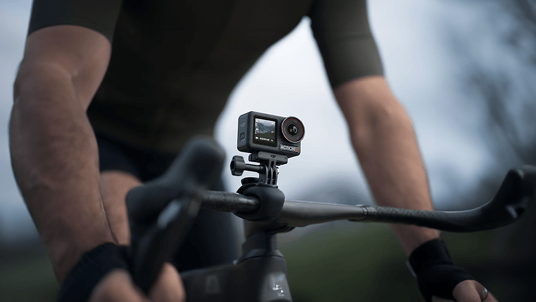 Bir bisikletçi gidonu bisiklete monte edilen bir DJI Osmo Action 5 Pro kamera ile yakalar. Bir bisikletçi gidonu bisiklete monte edilen bir DJI Osmo Action 5 Pro kamera ile yakalar.