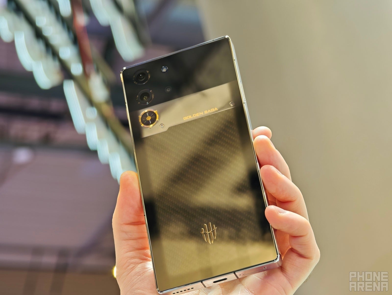 Ayna benzeri kaplama gerçek hayatta çarpıcı (resim Phonearena tarafından)-Redmagic 10 Pro Golden Saga Uygulamalı: Diğerlerinden farklı bir premium oyun telefonu