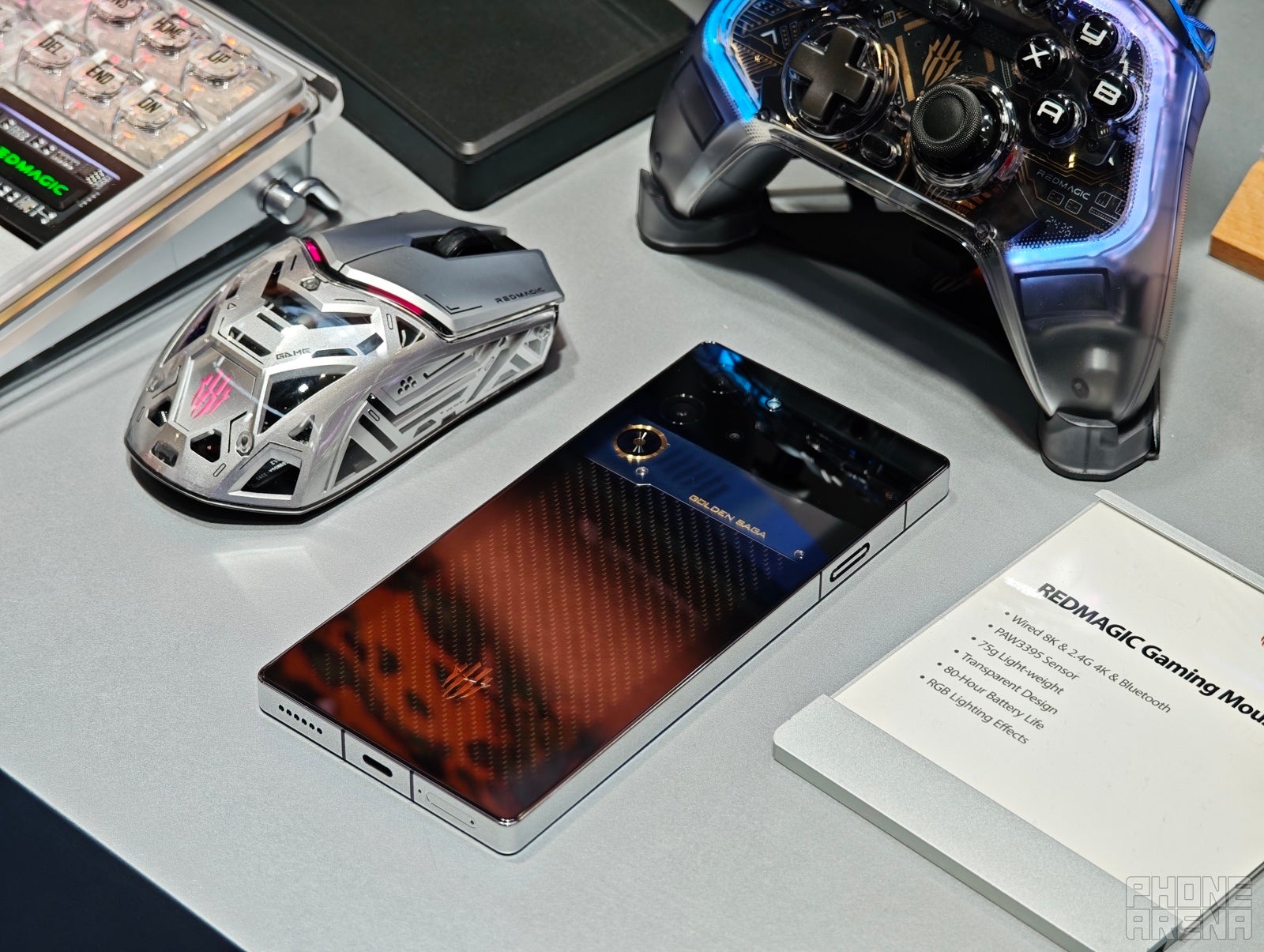 Şık görünümlere rağmen, Redmagic 10 Pro Golden Saga, diğer oyun gereçlerine (Phonearena tarafından görüntü) mükemmel bir şekilde uyuyor - Redmagic 10 Pro Altın Efsanesi Uygulamalı: Diğerlerinden farklı bir premium oyun telefonu