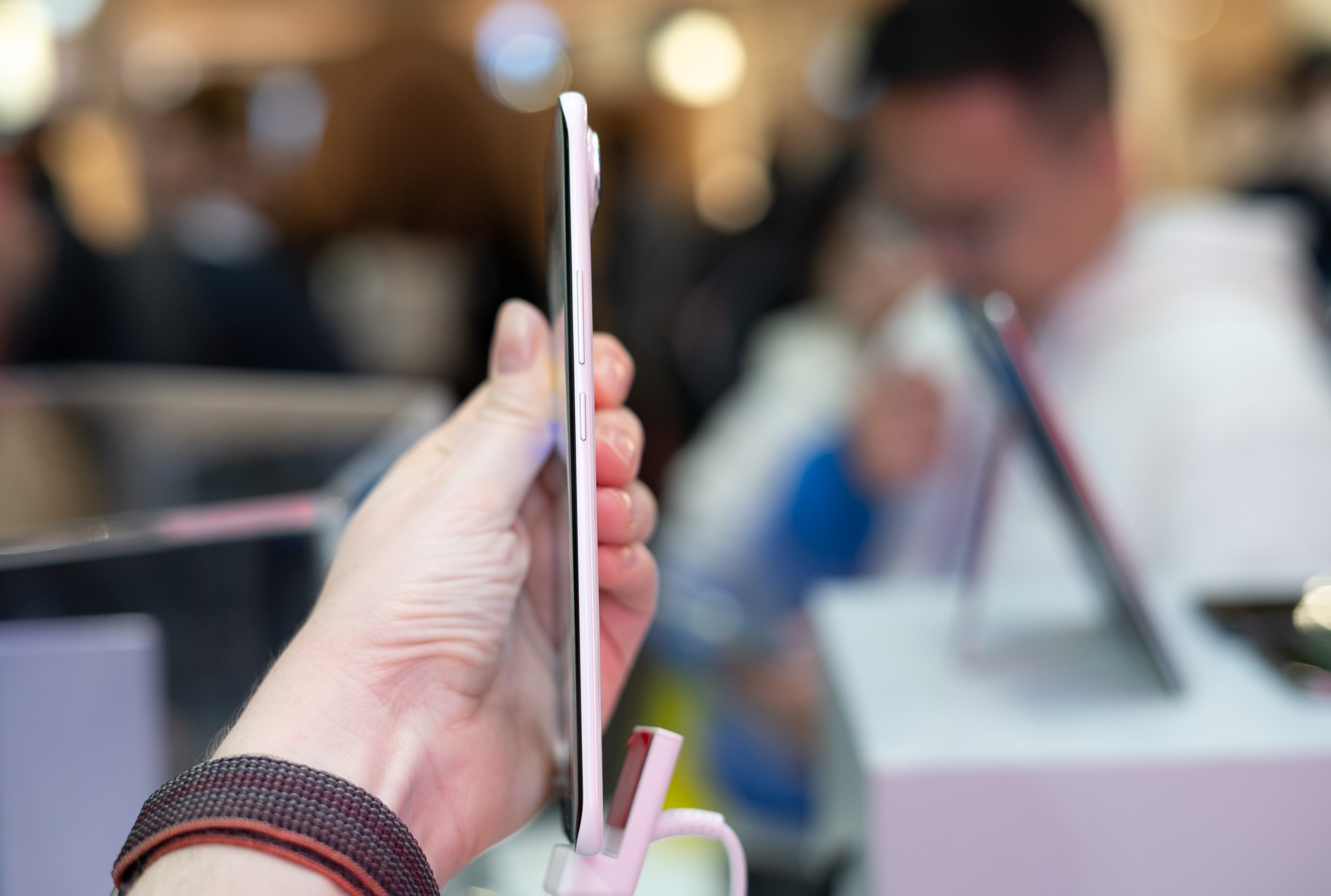 Tecno Spark Slim Concept telefonu, ne kadar ince olduğunu göstermek için yana doğru tutuluyor.
