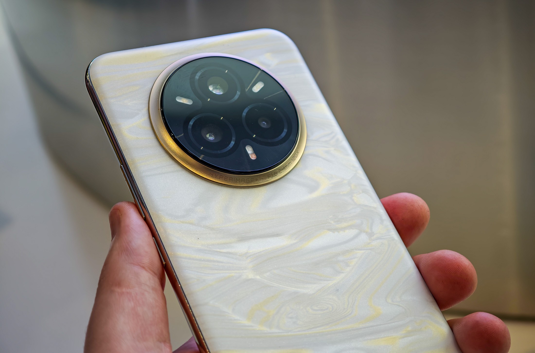 RealMe 14 Pro akıllı telefonun bir yakın çekimi.