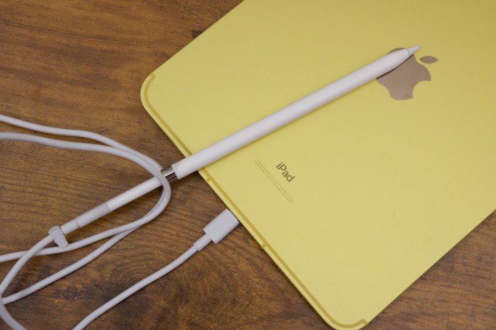 Bir USB-C kablosu ve adaptörü kullanılarak takılı bir elma kalemi ile iPad (2022).