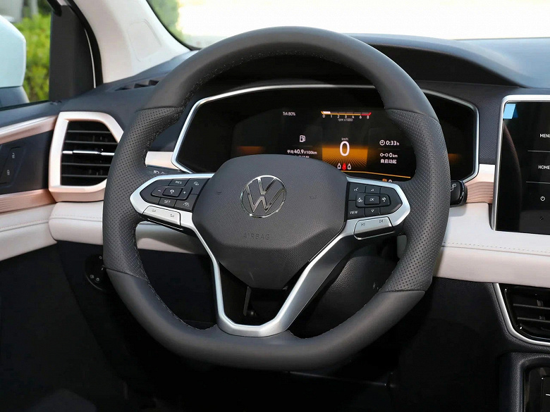 Minimum vagonlarda Volkswagen Tiguan. Rusya'ya tamamen yeni bir Volkswagen Tharu XR getirildi: 2.45 milyon ruble için 6 vitesli bir “otomatik”