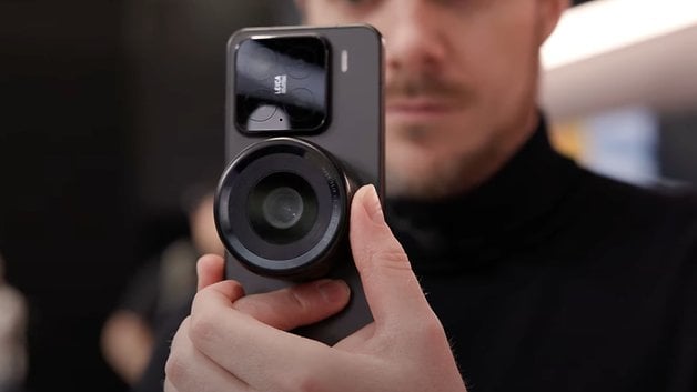 Bir kişi, çarpıcı bir kamera modülüne sahip bir Xiaomi 15 konsept akıllı telefonuna sahip.