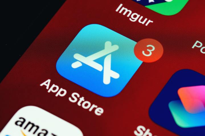 Bir Apple ekranının bir fotoğrafı ve üzerinde üç bildirim bulunan App Store simgesinin bir kapatılması.