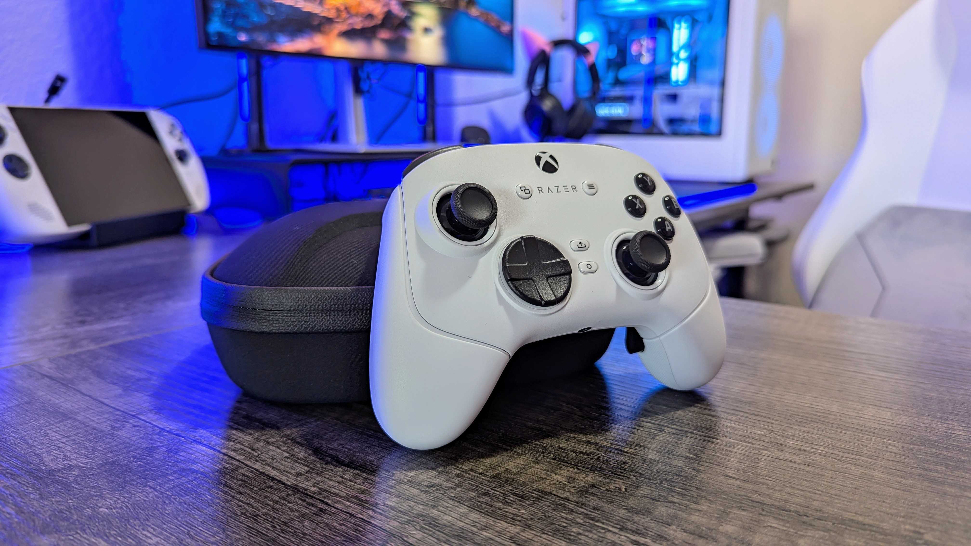 Razer Wolverine V3 Pro White Edition'ın görüntüsü.