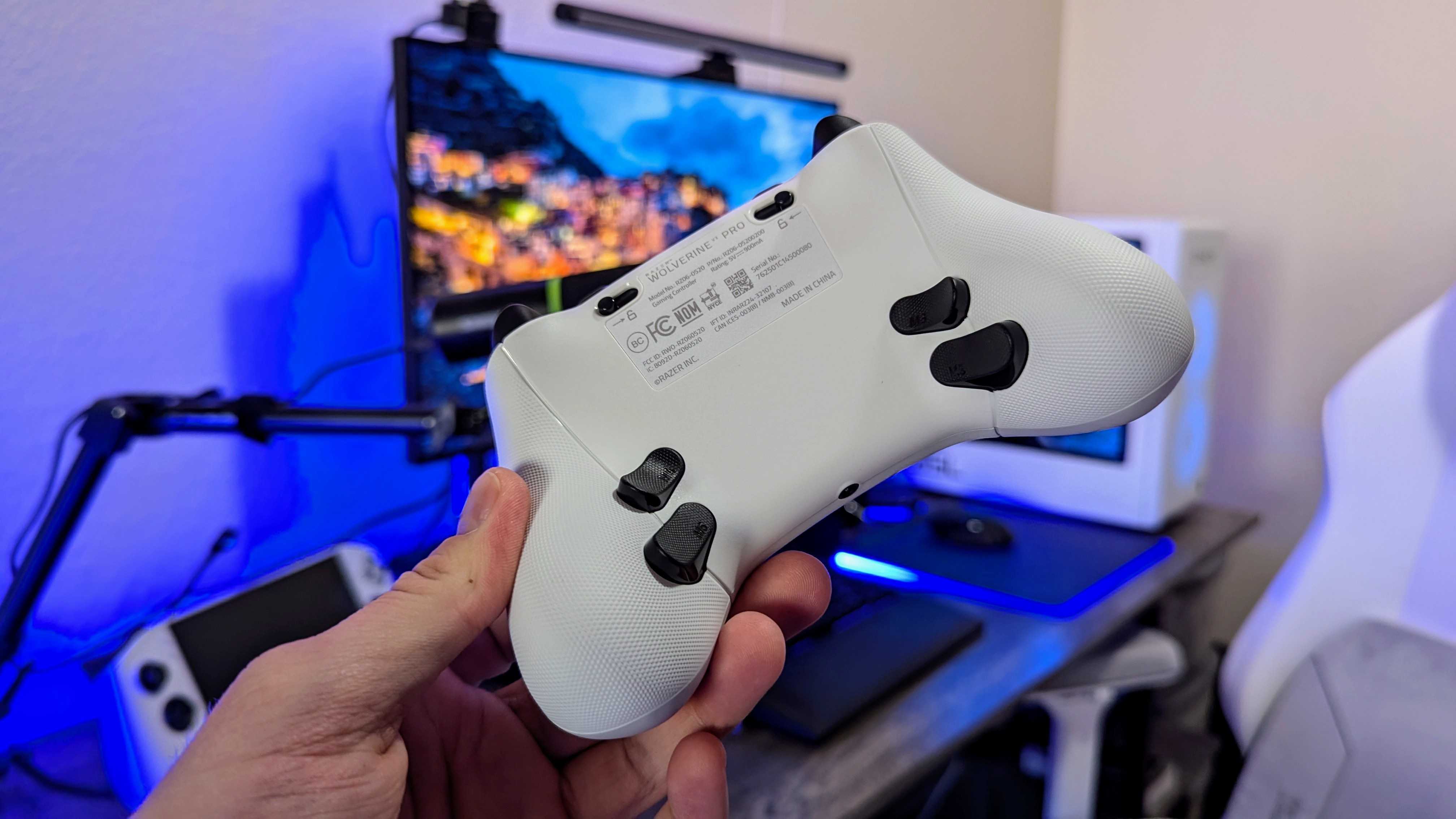 Razer Wolverine V3 Pro White Edition'ın görüntüsü.
