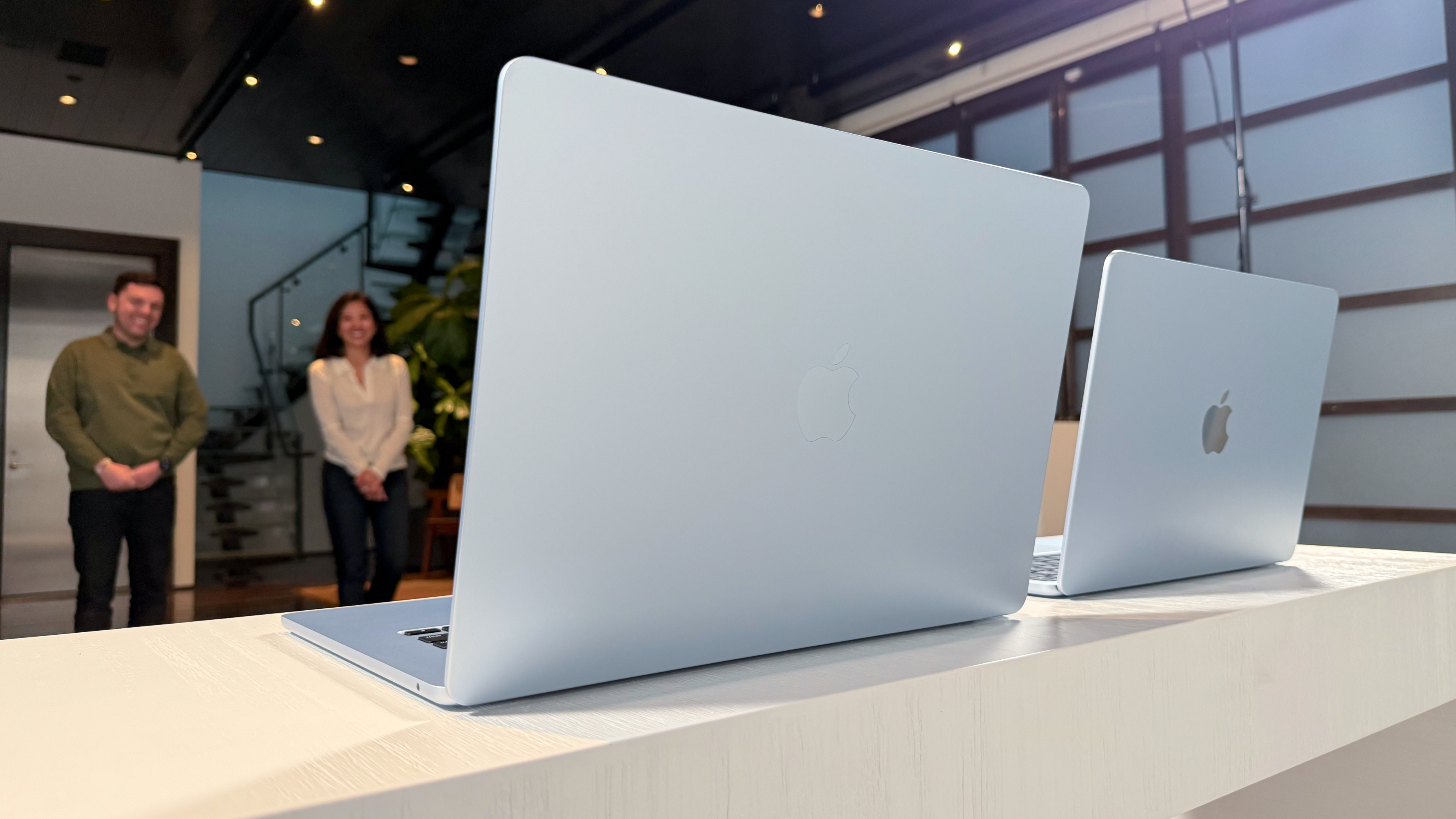 Sky Mavisi'nde 15 inç ve 13 inç MacBook Air M4 kapağı