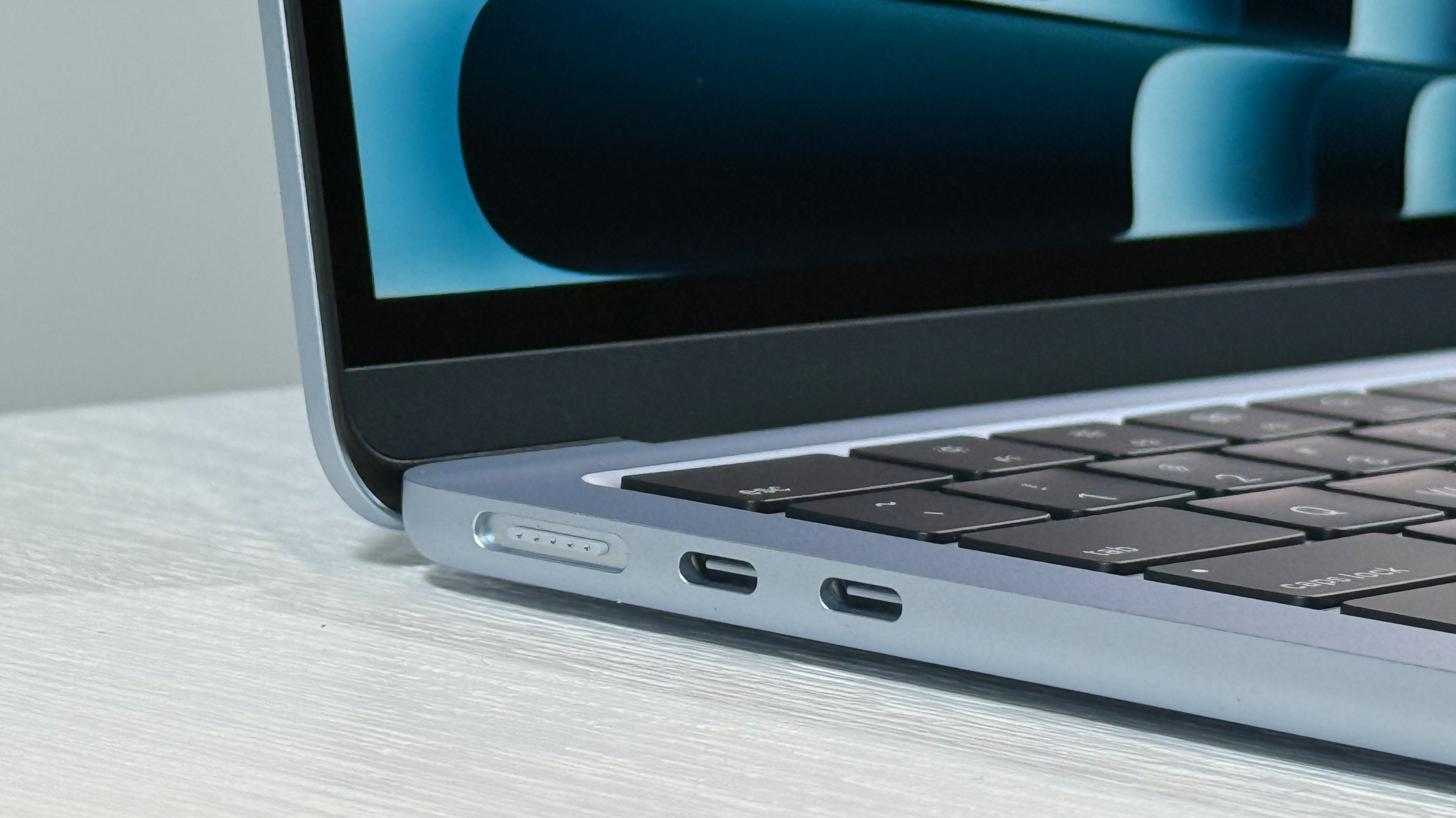 Sky Mavisi'ndeki 13 inç MacBook Air M4'teki Magsafe ve Ports