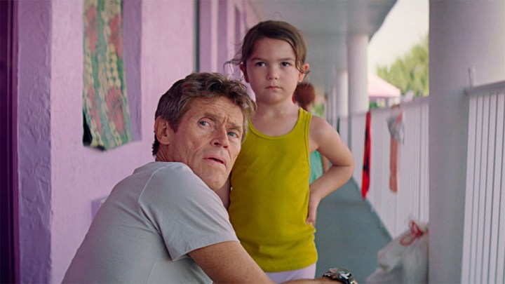 Florida projesinde Willem Dafoe ve Brooklynn Kimberly Prens.