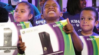 Boy, Xbox 360'ı Kinect ve Smiles ile tutuyor