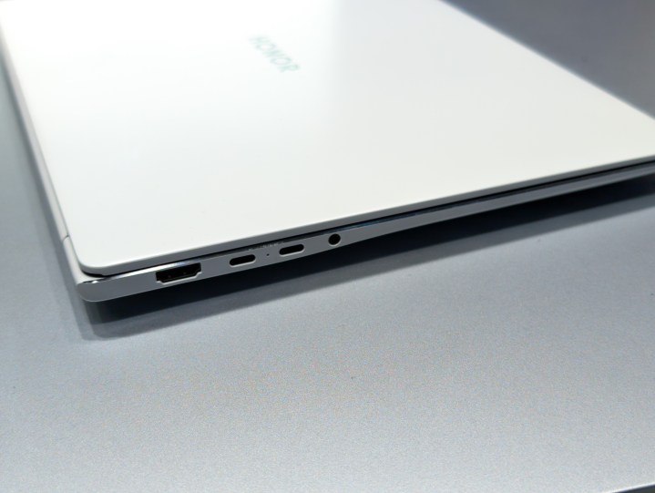 Beyaz Honor Magicbook Pro 14'teki USB-C, HDMI ve Kulaklık Jack Ports