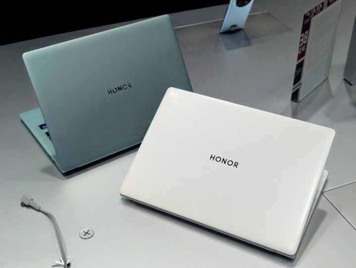 Yeşil ve Beyaz Honor Magicbook Pro 14