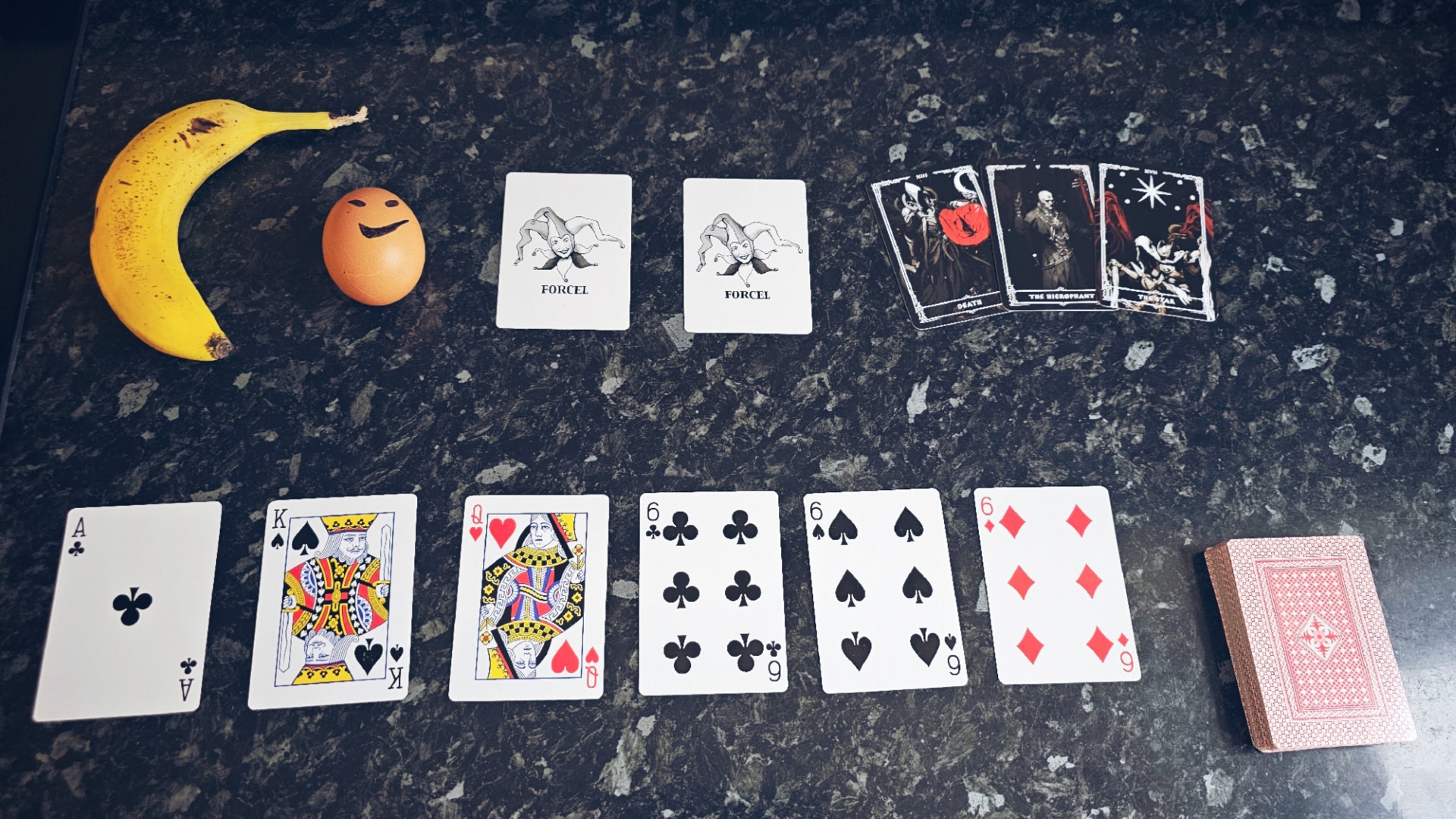 Oyun kartları, muz, tarot kartları ve balatro tarzında düzenlenmiş bir yumurta