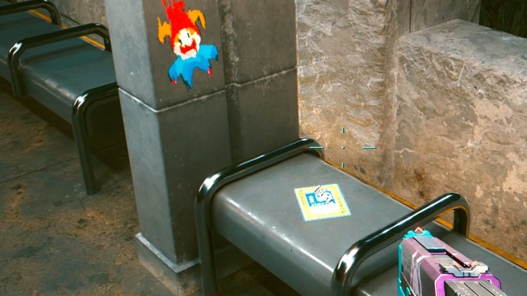 Bir otobüs durağında Balatro 'Jimbo' Jester grafiti gösteren Cyberpunk 2077'den ekran görüntüsü