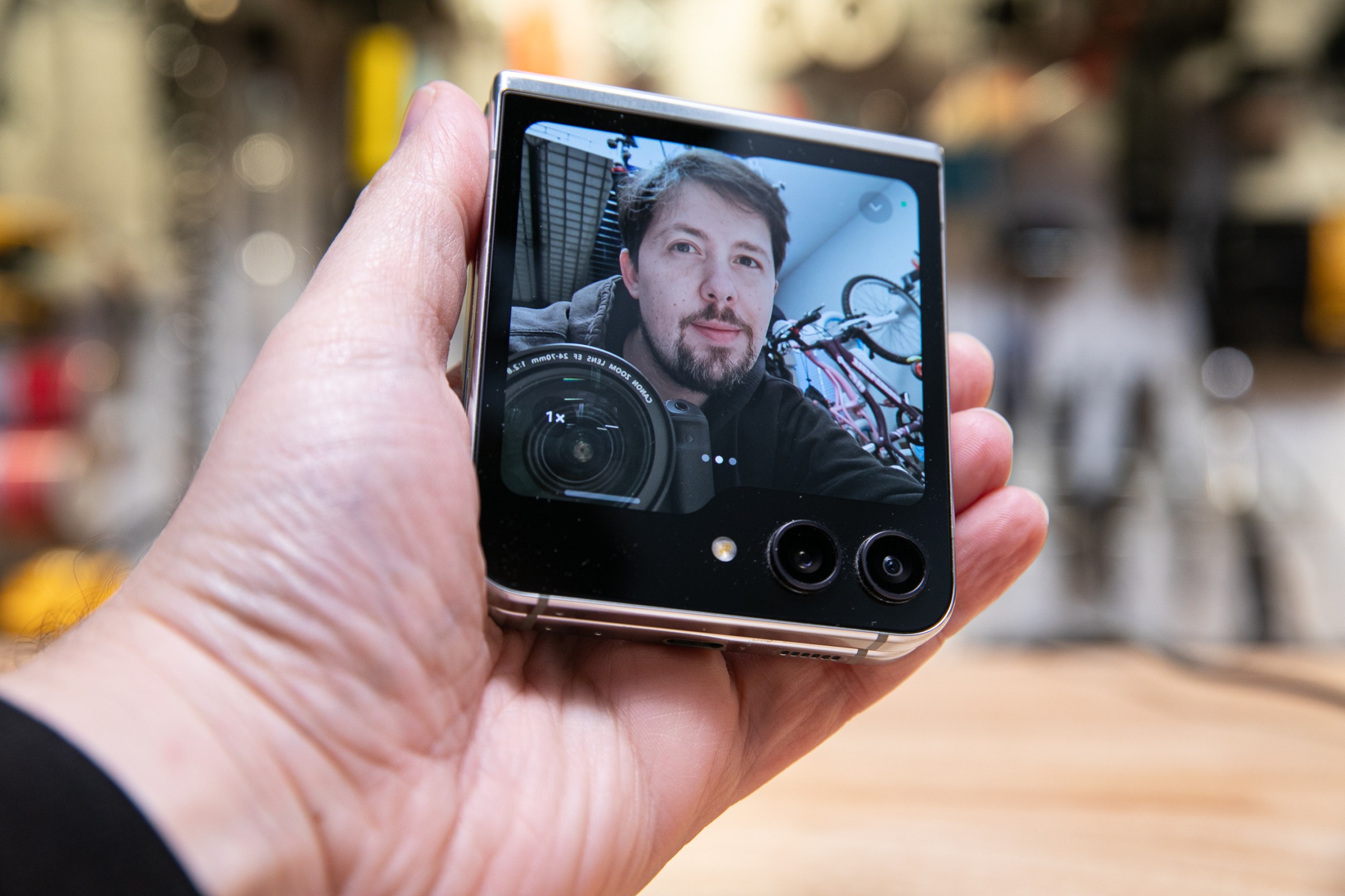 Kapak ekranının kesin bir avantajı: kolay, kaliteli selfie'ler.